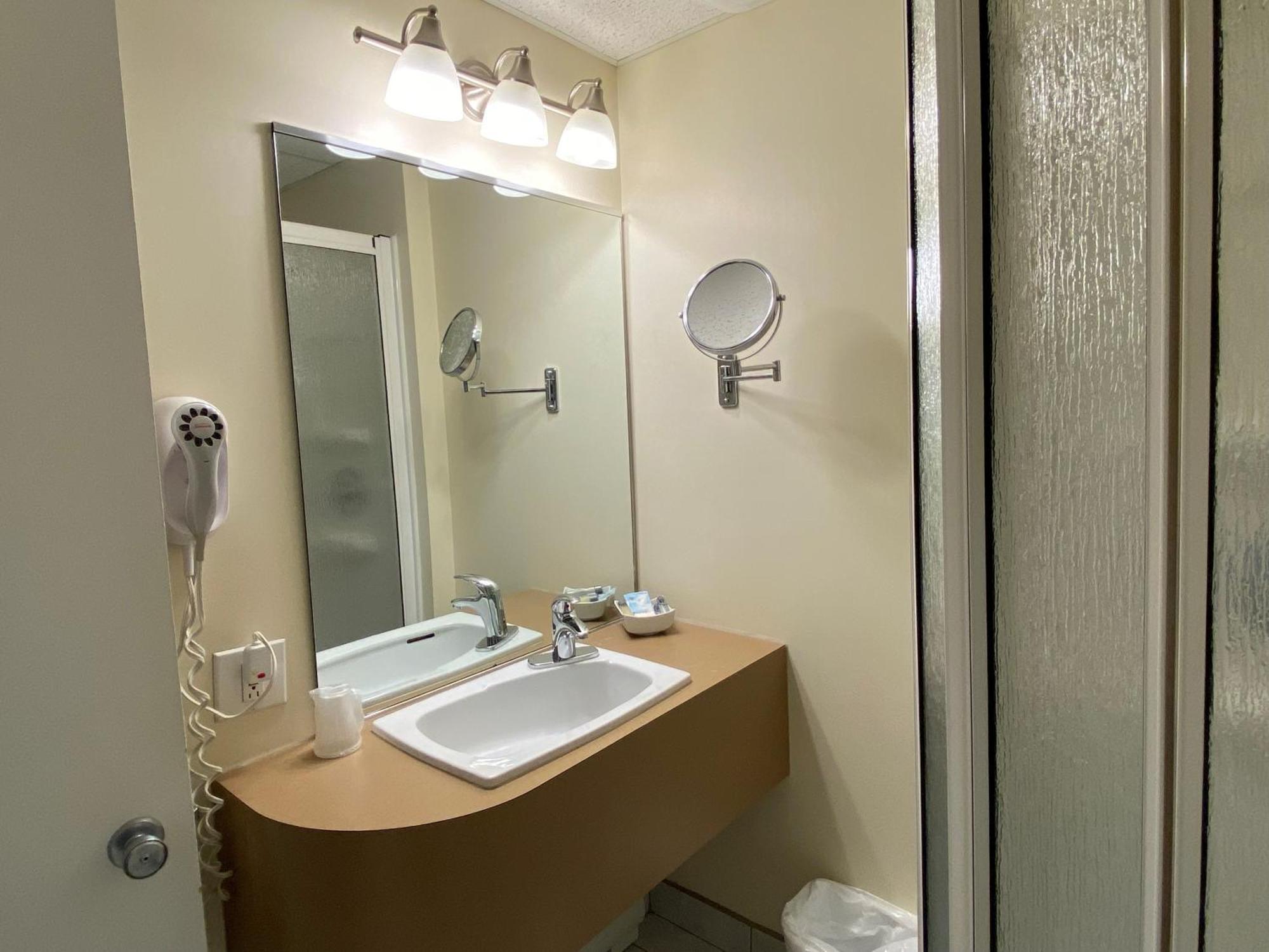 Hotel Centre-Ville Montmagny Kültér fotó
